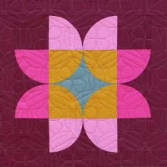 Quiltblock Blüte mit Rundungen in Rosa, Pink, Senfgelb und Mint auf beerenfarbenem Grund