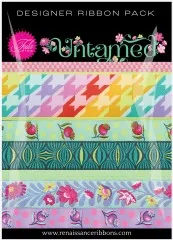 Grafische Übersicht aller sieben Bortendesigns des Sets „Untamed" in der Farbstellung Moonbeam.