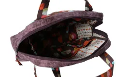 Geöffnete Bowler-Tasche mit Blick auf die gemusterte Innenfütterung im Retro-Design.