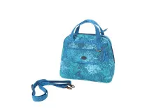 Fertige Bowler-Tasche aus türkisfarbenem Batikstoff mit Trageriemen, Frontansicht.