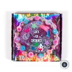 Box „Wearable Art" der Rachel-Burke-x-KATM-Kollaboration, gerade von vorne fotografiert.
