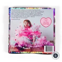 Rückseite der Box mit Produktbeschreibung und Foto von Rachel Burke im rosa-mint Tüll-Kostüm mit bunten Applikationen.