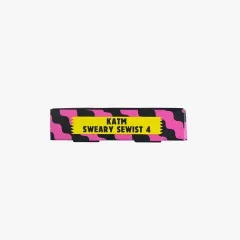 Schmale Seitenkante der Box mit Aufdruck „KATM Sweary Sewist 4" in Pink-Schwarz-Streifenmuster.