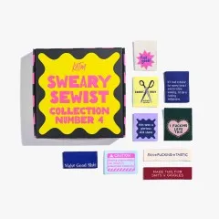 Die Box „Sweary Sewist Collection Number 4" und alle neun enthaltenen Labels freigestellt auf weißem Hintergrund.