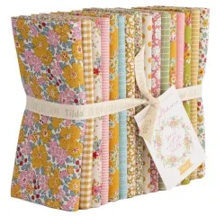 Aufgefächertes Fat-Quarter-Bündel "Creating Memories – Spring and Easter Pastels" mit Hutband und Anhänger.