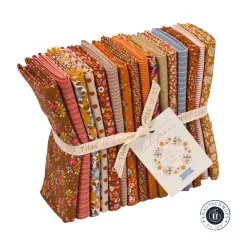 Gefaltetes Fat-Quarter-Bündel "Creating Memories – Autumn" mit allen 16 Designs und Hutband-Anhänger, Frontalansicht.