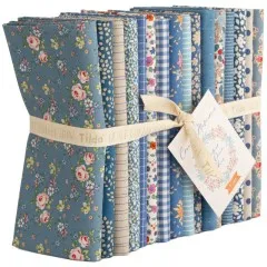 Weitere Aufnahme des aufgefächerten Fat-Quarter-Bündels "Creating Memories – Summer and Ocean Blues".