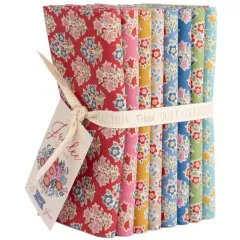 Die acht Fat Quarters aufrecht stehend mit sichtbaren Farbvarianten von Rot bis Türkis.