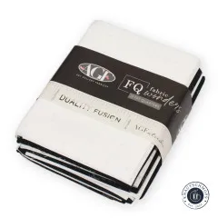 Fat Quarter Bundle Duality Fusion mit Banderole, gefaltete Schwarz-Weiß-Stoffe sichtbar.