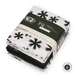 Fat Quarter Bundle InkPerfect Carbon Edition mit Banderole, Shibori-inspiriertes Blütenmuster in Schwarz-Weiß sichtbar.