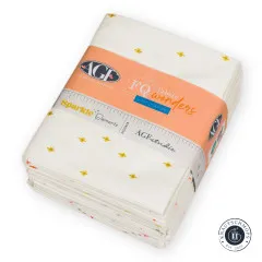 Fat Quarter Bundle Sparkle Elements mit Banderole, cremefarbener Blender-Stoff mit goldenen Sternen.