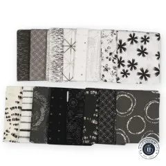 Diagonale Ansicht des Bundles mit Banderole InkPerfect Carbon Edition, Shibori-Blütenmuster sichtbar.