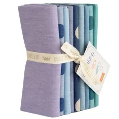Das Fat-Quarter-Bundle von vorne mit sichtbarem Farbverlauf von Lila über Blau bis Grün.