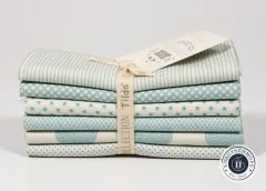Gesamtansicht aller sechs gefalteten Stoffe des Light-Blue-Bundles mit Banderole.