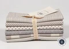 Gesamtansicht aller sechs gefalteten Stoffe des Grey-Bundles mit Banderole.