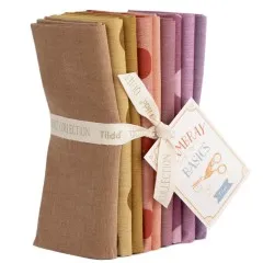 Das gebundene Fat-Quarter-Bundle liegend mit seitlich sichtbarem Chambray-Basics-Anhänger.