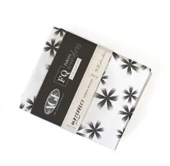 Nahaufnahme des Bundles mit großflächigem Shibori-inspiriertem Blütenmuster in Schwarz auf Weiß.