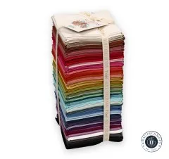 Gebundenes Stoffbundle schräg fotografiert mit „Solids"-Anhänger