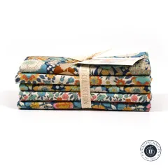 Seitenansicht des gefalteten Fat-Quarter-Bundles mit fünf verschiedenen blauen Blumenmustern.