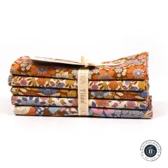 Seitenansicht des gefalteten Fat-Quarter-Bundles mit fünf verschiedenen Blumenmustern.