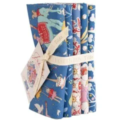 FQ-Bundle Jubilee Blue stehend, Stoffkanten der 5 Designs mit Zirkus-Elefanten-Print sichtbar
