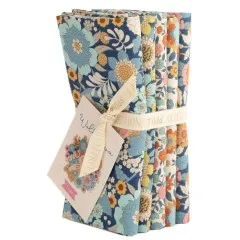 Das Fat-Quarter-Bundle stehend mit sichtbaren Stoffkanten aller fünf Designs in Blautönen.