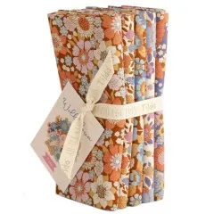 Das Fat-Quarter-Bundle stehend mit sichtbaren Stoffkanten aller fünf Designs.