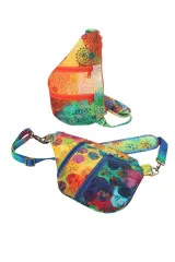 Zwei Taschen flach liegend in bunten Batik-Mustern, oben mit Mandala-Motiv, unten mit Kreisdesign.