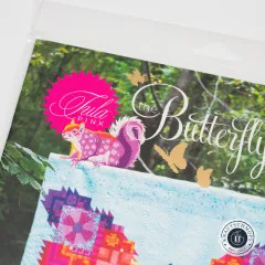 Detailaufnahme des Tula-Pink-Logos mit Eichhörnchen-Illustration auf dem Titelfoto