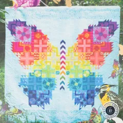 Nahaufnahme des fertigen Schmetterlings-Quilts in Regenbogenfarben