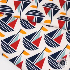Nahaufnahme des Canvas mit grafischen Segelbooten in Marine, Rot, Hellblau und Orange, gefaltete Stofflage