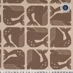 Zusammengelegte Canvas-Stoffbahn mit dem gerasterten Wal-Motiv in Dunkelbraun auf naturfarbenem Fond.
