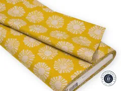 Zusammengelegter Canvasballen zeigt den Faltenwurf des Sunshine-Designs in Naturweiß auf Goldgelb.