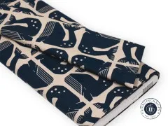 Zusammengelegter Canvasballen zeigt den Faltenwurf des Grumpy-Whale-Designs in Navy auf Naturbeige.