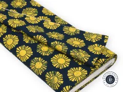 Zusammengelegter Canvasballen zeigt den Faltenwurf des Sunshine-Designs in Gelb auf Dunkelblau.