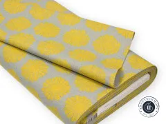 Zusammengelegter Canvasballen zeigt den Faltenwurf des Sunshine-Designs in Senfgelb auf Graubeige.