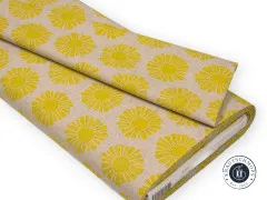 Zusammengelegter Canvasballen zeigt den Faltenwurf des Sunshine-Designs in Senfgelb auf Naturbeige.