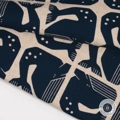 Diagonal gefaltete Ecke des Canvasstoffs zeigt Musterverlauf und Materialstärke des Grumpy-Whale-Designs.