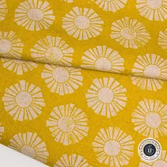 Diagonal gefaltete Canvasecke zeigt Musterverlauf und Materialstärke des goldgelben Sunshine-Designs.