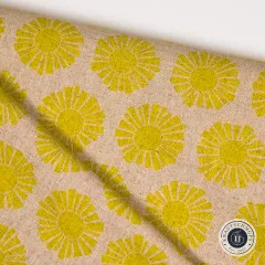 Diagonal gefaltete Canvasecke zeigt Musterverlauf der senfgelben Sonnenmotive auf Naturbeige.
