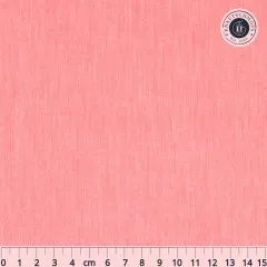 Flach ausgebreiteter, unifarbener Tilda-Chambray-Stoff in Coral mit Lineal zur Maßstabsorientierung.