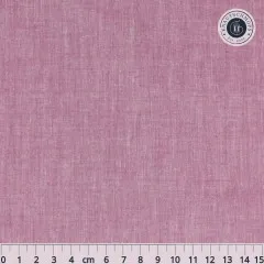 Flach ausgebreiteter, unifarbener Tilda-Chambray-Stoff in Plum mit Lineal zur Maßstabsorientierung.