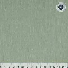 Flach ausgebreiteter, unifarbener Tilda-Chambray-Stoff in Sage mit Lineal zur Maßstabsorientierung.