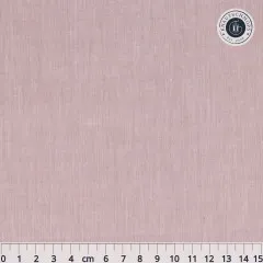 Flach ausgebreiteter, unifarbener Tilda-Chambray-Stoff in Sand mit Lineal zur Maßstabsorientierung.