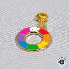 Zipper Charm „Color Wheel" in Nahaufnahme, schräg auf Stoff liegend.