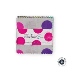 Frontalansicht des gebündelten Tula Pink „True Colors" Charm Packs mit pink-lila Punktemuster und FreeSpirit-Banderole.