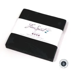 Gestapelter Tula-Pink-Charm-Pack „Linework – Fairy Flakes" in Schwarz mit Sternschnuppen-Muster, mit FreeSpirit-Banderole, schräg fotografiert.