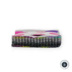 Seitliche Stapelansicht des Tula Pink Charm Packs mit sichtbaren gezackten Stoffkanten in verschiedenen Farben.