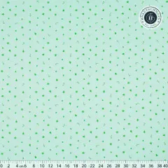 Großflächige Ansicht des mintfarbenen Baumwollstoffs mit grünem Weihnachtskonfetti und Lineal