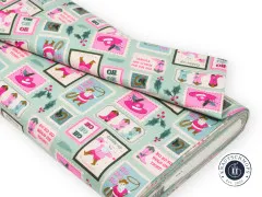Stoffballen Christmas Post in Mint mit pinken Weihnachts-Briefmarken, aufgeschlagene Stofflage